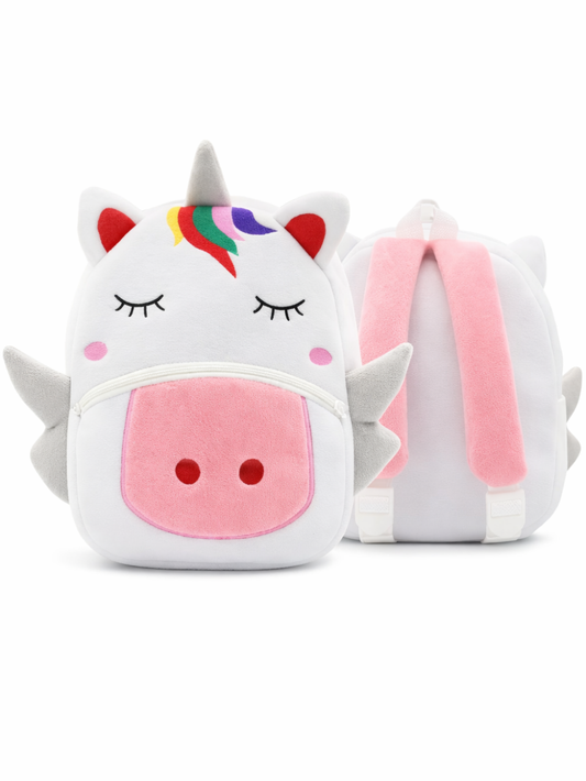 ユニコーンデザインのぬいぐるみ風キッズリュック。正面（レインボーのたてがみと角、刺繍まつげ、ピンクの口元、翼付き）と背面（ピンクのショルダーストラップ）を並べて白背景で撮影。