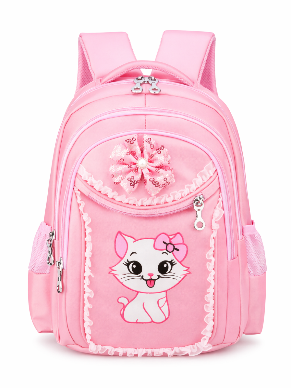 フリル縁取りと花モチーフが付いた、ピンクのキッズ用バックパック。前面にリボン付き子猫イラストと複数のファスナーポケット、サイドはメッシュポケット付き。白背景で正面から撮影。