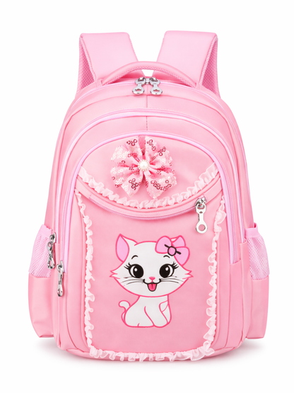 フリル縁取りと花モチーフが付いた、ピンクのキッズ用バックパック。前面にリボン付き子猫イラストと複数のファスナーポケット、サイドはメッシュポケット付き。白背景で正面から撮影。