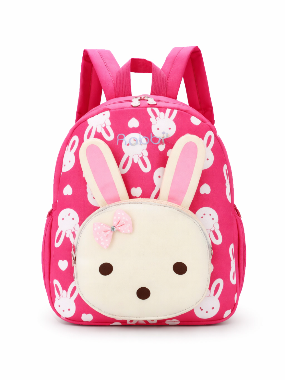 うさぎ柄プリントのピンクのキッズリュック。前面に立体のうさぎ顔ポケットと耳、リボン装飾付き。白背景で正面から撮影。