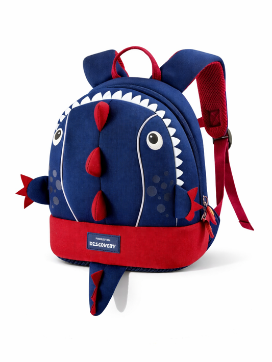 サメモチーフのキッズリュック。ネイビー×レッド配色で、白い歯の縁取りと立体フィン、しっぽ付きデザイン。白背景で正面から撮影。