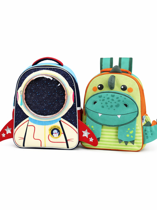 宇宙ロケット柄リュック（左）と恐竜モチーフリュック（右）を並べた商品画像。立体パーツ（ロケットの羽・恐竜の顔としっぽ）が特徴で、白背景で正面から撮影。