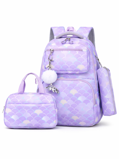 パステルラベンダーのマーメイドスケール柄スクールバッグ3点セット。大容量バックパック、同柄のランチバッグ、ペンケースにポンポンチャーム付き。白背景で正面から撮影。