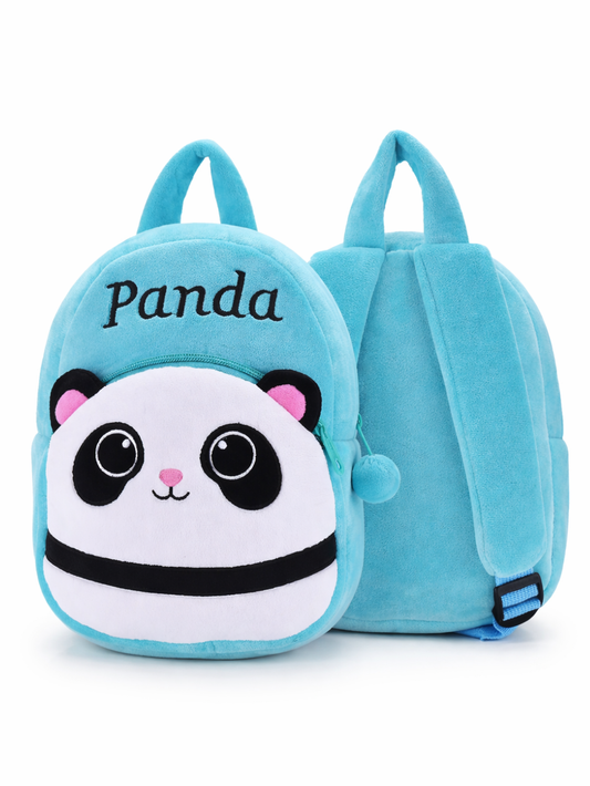 白背景に、ターコイズブルーのぬいぐるみ素材の子ども用リュックが2つ並んでいる。左は正面で、上部に「Panda」の刺繍があり、前ポケットは大きなパンダの顔デザイン。右は背面で、持ち手とショルダーストラップが見える。下に柔らかな影が入っている。
