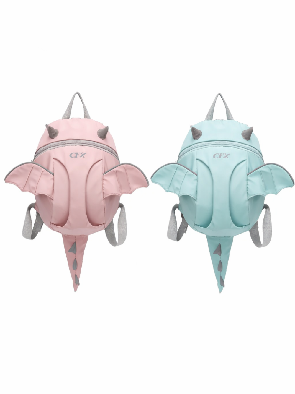白背景に、ドラゴン（コウモリ風）の羽と小さな角、トゲ付きのしっぽが付いた子ども用リュックが2点、正面向きで並んでいる。左は淡いピンク、右は淡いミントブルーで、いずれもグレーの持ち手とショルダーストラップ付き。下に自然な薄い影が入っている。
