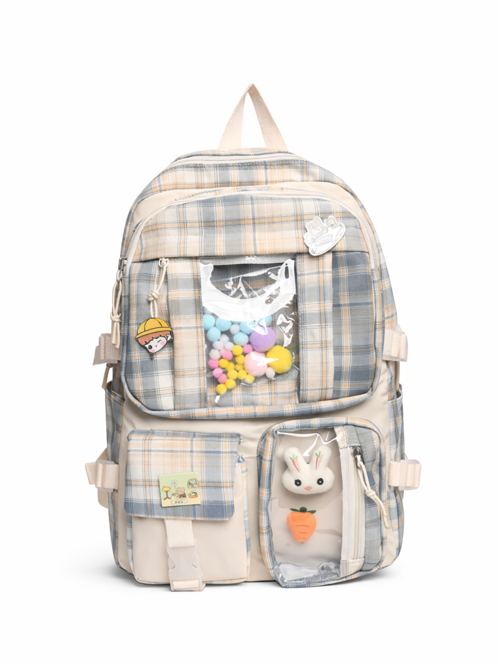 白背景に、ベージュ×ブルー系チェック柄のリュックが正面から写っている。前面に透明ポケットがあり、カラフルなポンポンが入っている。下部には小さなフラップポケットと透明窓付きポケットがあり、ウサギの飾りとニンジンモチーフが見える。サイドバックルとキーホルダー風チャーム付きで、下に自然な薄い影が入っている。
