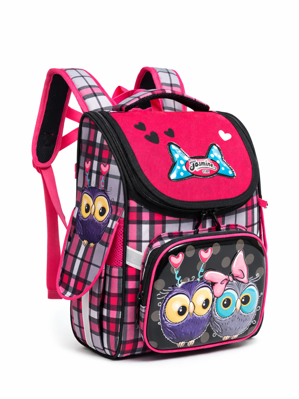 白背景に、ピンク×黒のチェック柄の子ども用リュックが斜め前向きに写っている。フタ部分は鮮やかなピンクでハート柄があり、前面ポケットにはフクロウのイラストが描かれている。サイドにもフクロウのプリントがあり、太めのショルダーストラップと複数のファスナー付き収納が見える。下に自然な薄い影が入っている。
