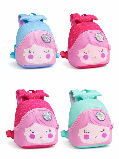 白背景に、マーメイドモチーフの子ども用ミニリュックが4点、2×2で並んでいる。貝殻のワンポイントと、目を閉じた女の子の顔のデザインがあり、上部は魚のしっぽの形。カラーは水色、ピンク、濃いピンク、ミントグリーンで、下に自然な薄い影が入っている。
