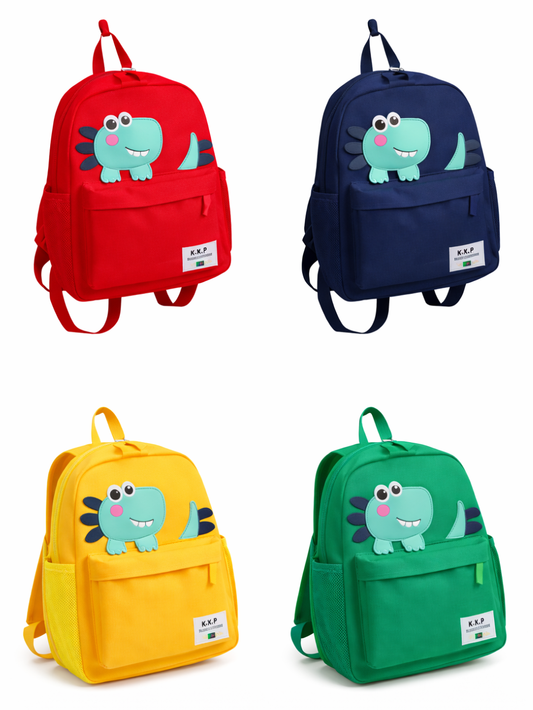 白背景に、恐竜モチーフの子ども用リュックが4点、2×2で並んでいる。カラーは赤、ネイビー、黄色、グリーンで、前面ポケットの上に水色の恐竜アップリケ（目と歯、背びれ付き）が付いている。サイドにメッシュポケットがあり、下に自然な薄い影が入っている。
