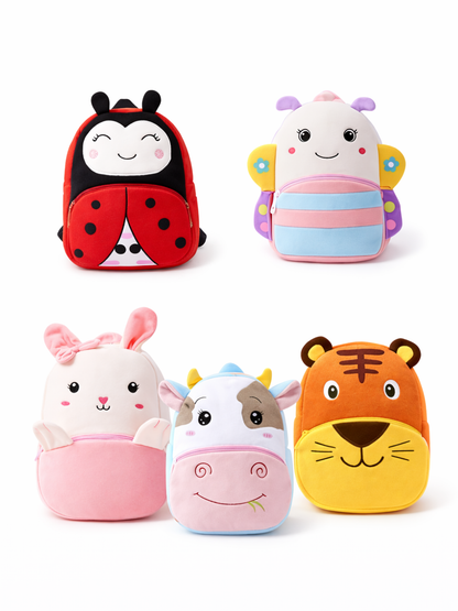 白背景に、動物モチーフの子ども用ミニリュックが5点並んでいる。上段は赤いテントウムシ柄と、白×パステルのキャラクター柄。下段はピンクのウサギ柄、牛柄、オレンジのトラ柄で、いずれも立体の耳や丸いフォルムが特徴。下に自然な薄い影が入っている。
