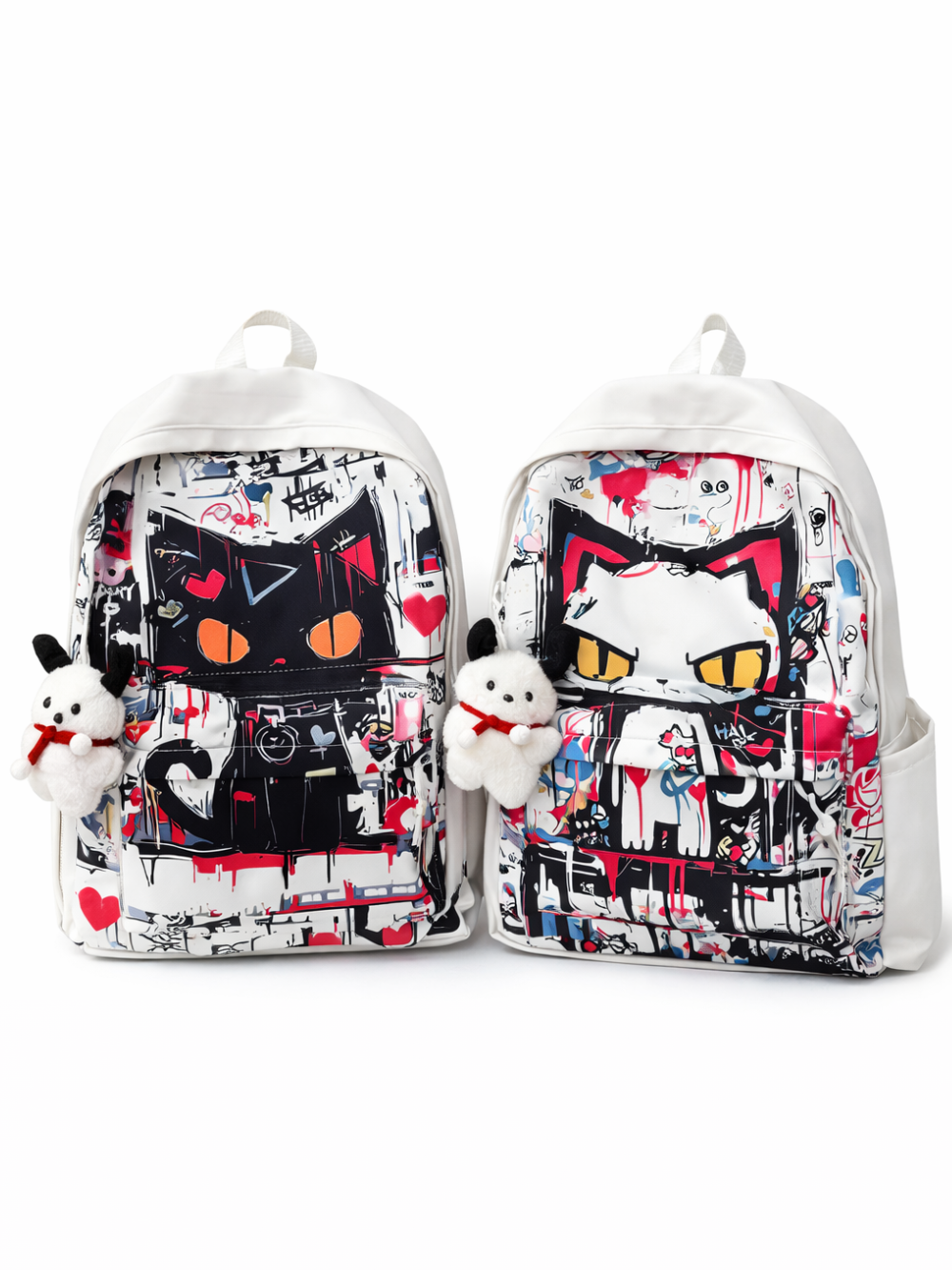 白背景に、グラフィティ風のプリントが入った白いリュックが2点、正面向きで並んでいる。左は黒猫、右は白猫のキャラクター柄で、赤や黒などのペイント風モチーフが散りばめられている。ファスナー部分に白いぬいぐるみチャームが付いており、下に自然な薄い影が入っている。
