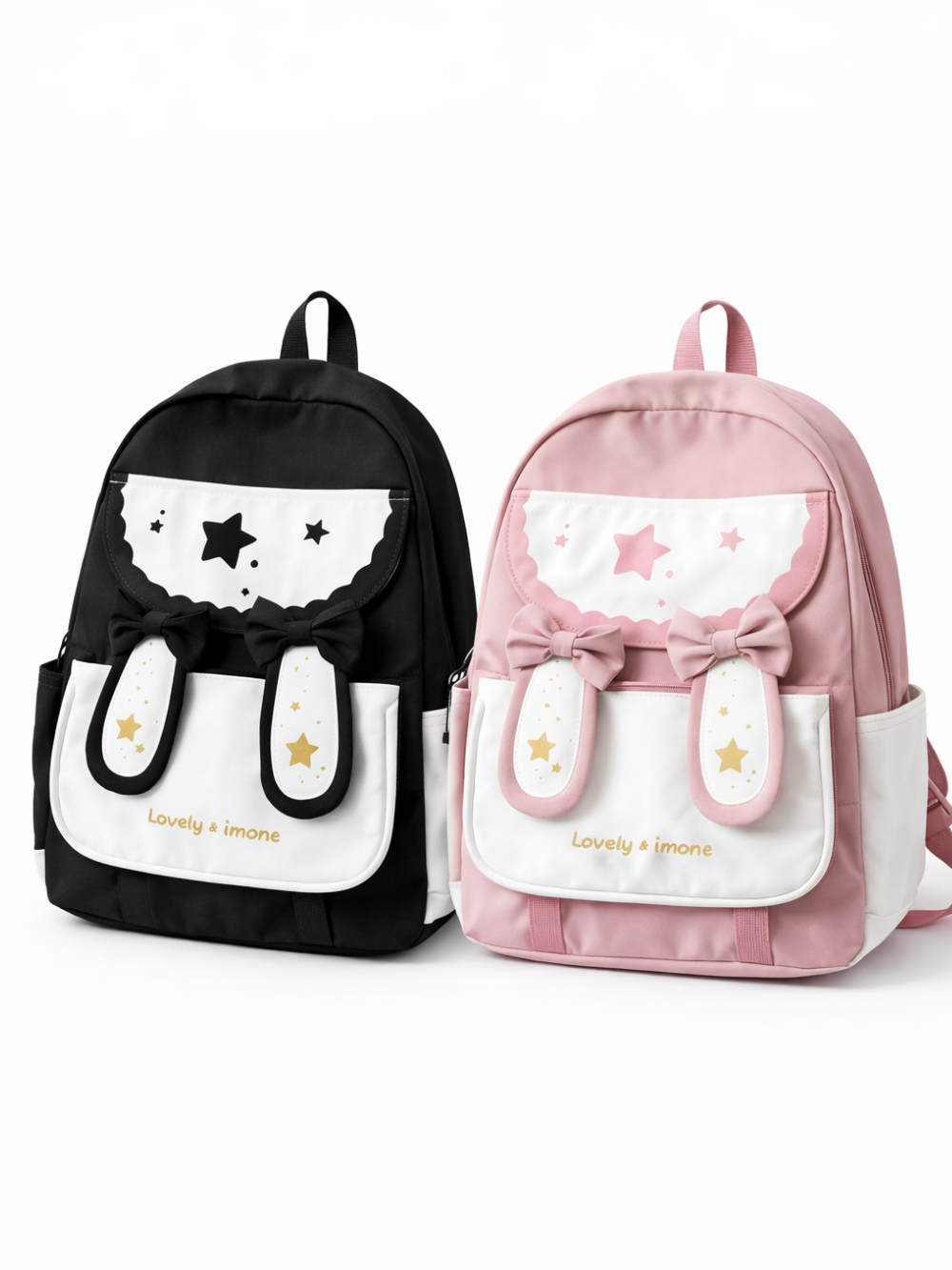白背景に、子ども用リュックが2点並んでいる。左は黒×白、右はくすみピンク×白で、どちらも星柄のフラップとリボン付き。前面ポケットにはウサギ耳風の装飾があり、下に自然な薄い影が入っている。
