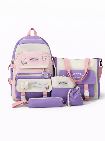 白背景に、ラベンダー×クリーム×ピンク配色のバッグ5点セットが整然と並んでいる。内容はリュック、トートバッグ、ミニポーチ、ペンケース、巾着で、チャームやワッペン風の装飾が付いている。下に自然な薄い影が入っている。
