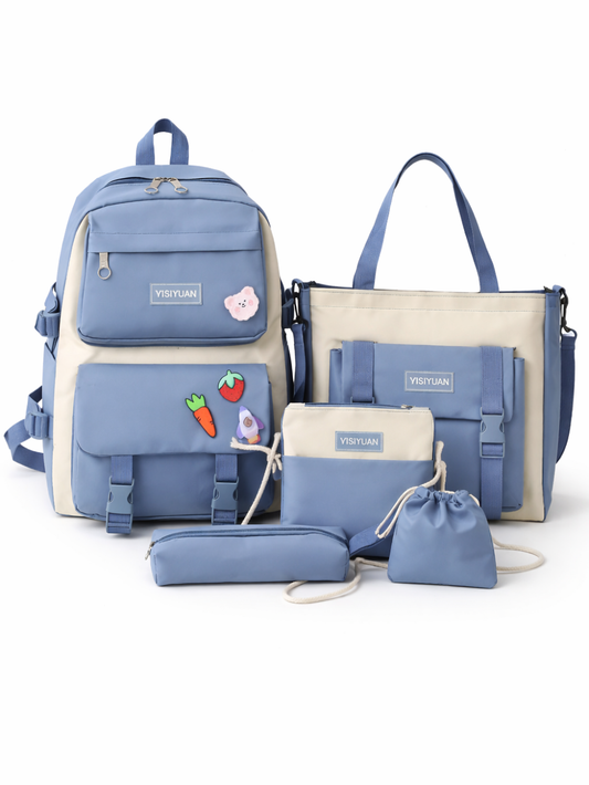 白背景に、ブルー×アイボリー配色のバッグ5点セットが整然と並んでいる。内容はリュック、トートバッグ、ショルダーポーチ、ペンケース、巾着で、前面に小さなロゴタグが付いている。リュック前面にはいちご・にんじん・花のワッペン風装飾があり、全体に自然な薄い影が入っている。
