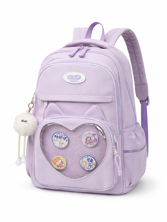 パステルラベンダーの大容量バックパック。ハート型メッシュポケットにネコ耳デザインと缶バッジ付き、ファスナーに白いポンポンチャームが付いた仕様。白背景で斜め前から撮影。