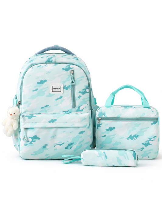 白背景に、水色系カモフラ柄のバックパック・ランチバッグ・ペンケースの3点セットが並んだ商品写真。バックパックには白いぬいぐるみチャームが付いている。