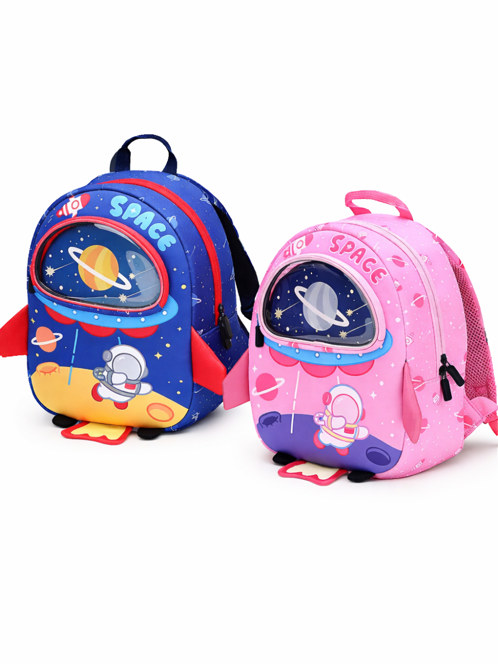 青とピンクの宇宙モチーフの子ども用リュック2点を、白背景で並べて撮影した商品写真（惑星と宇宙飛行士のイラスト入り）。