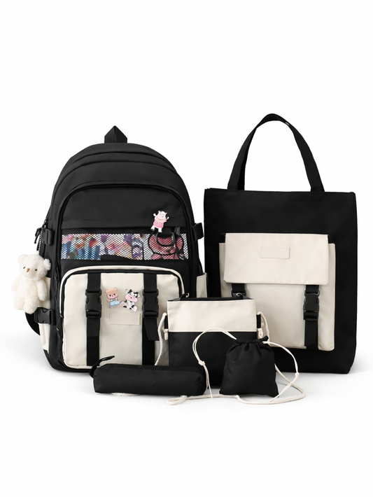 白い無地背景に、ブラック×ベージュのバックパック、トートバッグ、ポーチ類がセットで並べられた商品写真。