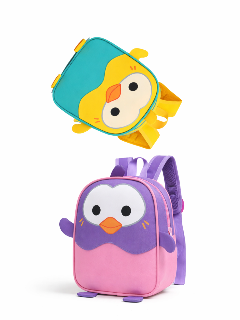 ペンギンデザインの子ども用リュック2点（紫×ピンクが床に置かれ、黄×青緑が上に浮かぶ）を、柔らかなベージュ背景の室内で撮影した画像。