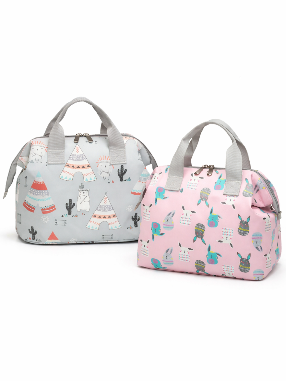 白い背景の上に、グレーとピンクの保冷ランチバッグが2つ並んで置かれている。グレーはテント柄、ピンクはうさぎと鳥の柄で、どちらもグレーの持ち手とファスナー付き。