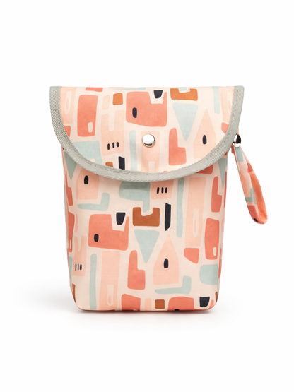 幾何学柄のコンパクトな保冷ランチバッグ。グレーの縁取りとスナップボタン付きフラップ、右側にストラップループがあり、白背景で単体表示されている。