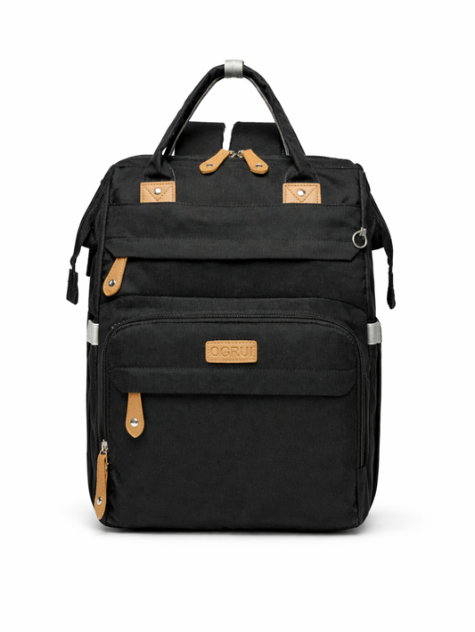 黒の多機能マザーズリュック（おむつバッグ）。キャメル色のレザー調アクセントとファスナー付きポケットを備え、白背景で正面から撮影。