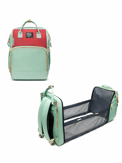 ミントグリーン×レッドのマザーズリュック（ベビーベッドに変形可能）を白背景で写した商品画像。上部にリュック単体、下部にメッシュサイド付きの簡易ベビーベッド形状へ展開した状態を並べて表示している。

