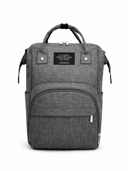 グレーのマザーズリュック（おむつ替えバッグ）。前面ジッパーポケットとサイドポケット付き。白背景のスタジオ撮影。