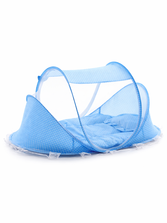 淡いブルーの水玉柄のベビーモスキートネット（ポップアップ式ベビーテント）が、白い背景の上に設置されている。
