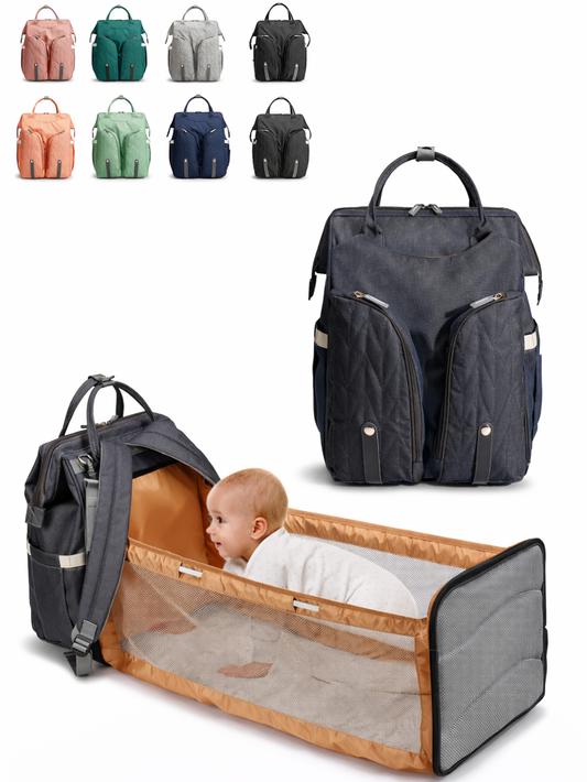 白い背景の上に、多機能なダークグレーのマザーズバッグ（バックパック）と、バッグから展開できるポータブルベビーベッドが写っている。ベッドの中には赤ちゃんが座っており、上部にはカラーバリエーションの小さなバッグ画像が並んでいる。