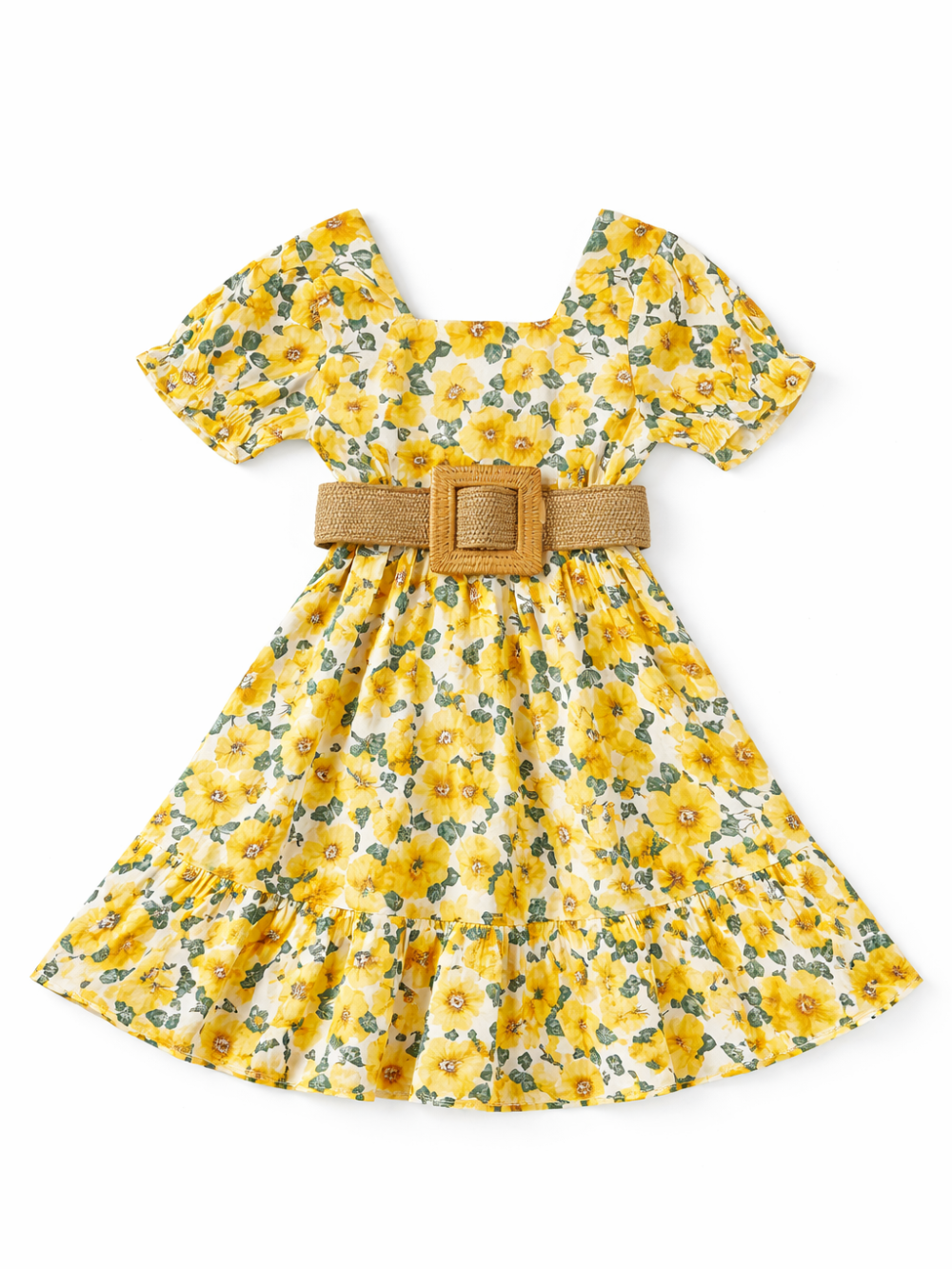 黄色い花柄のオフショルダーワンピース（子ども用）が、ラタン風の太めベルト付きで白背景にフラットレイで配置された商品画像。