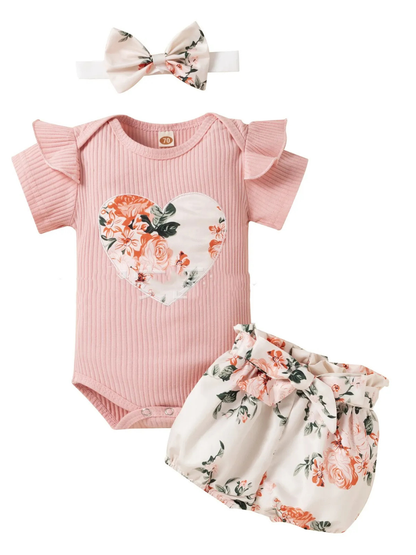 白背景に並べたベビー用3点セット（花柄リボン付きヘアバンド、フリル袖のピンクリブボディスーツ、花柄ブルマ）。
