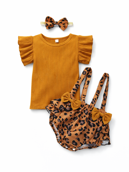 マスタード色のリブトップスとヒョウ柄サスペンダー付きブルマ、同柄のリボンヘアバンドを白背景に平置きした女の子用2点セット。