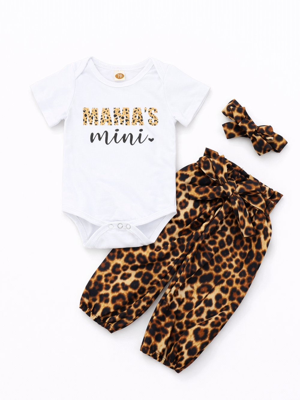 白い背景に並べられたベビー服3点セット。白い半袖ロンパース（胸に「MAMA’s mini」のプリント）、ヒョウ柄のリボン付きパンツ、同柄のリボンヘアアクセサリー。