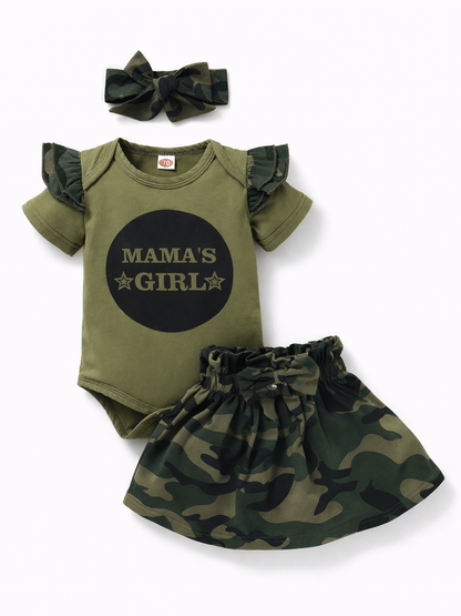 迷彩フリル袖のオリーブ色ボディスーツと迷彩スカート、同柄のリボンヘアバンドの3点セットを、白背景にフラットレイで並べた商品写真。
