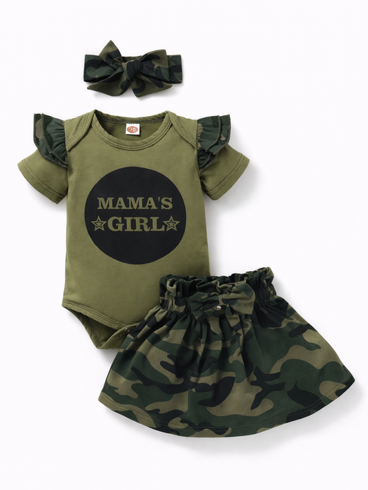迷彩フリル袖のオリーブ色ボディスーツと迷彩スカート、同柄のリボンヘアバンドの3点セットを、白背景にフラットレイで並べた商品写真。