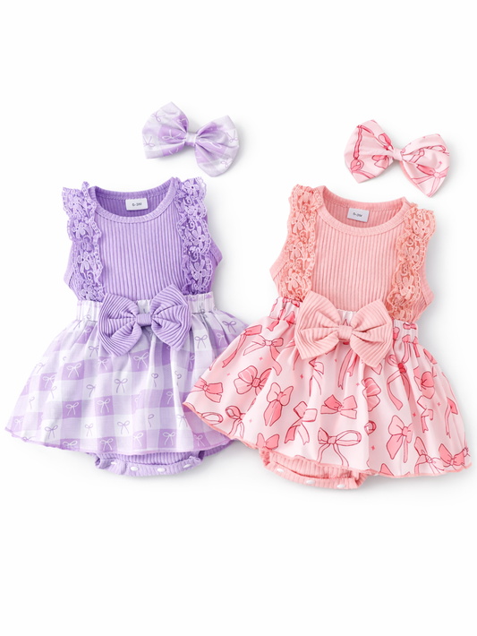 白背景のスタジオ撮影。ラベンダー色とピンク色のベビードレス2着（リブ編みの身頃、レースフリル、リボン付きスカート）が並んで写っており、それぞれにおそろい柄のヘアリボンが上に置かれている。
