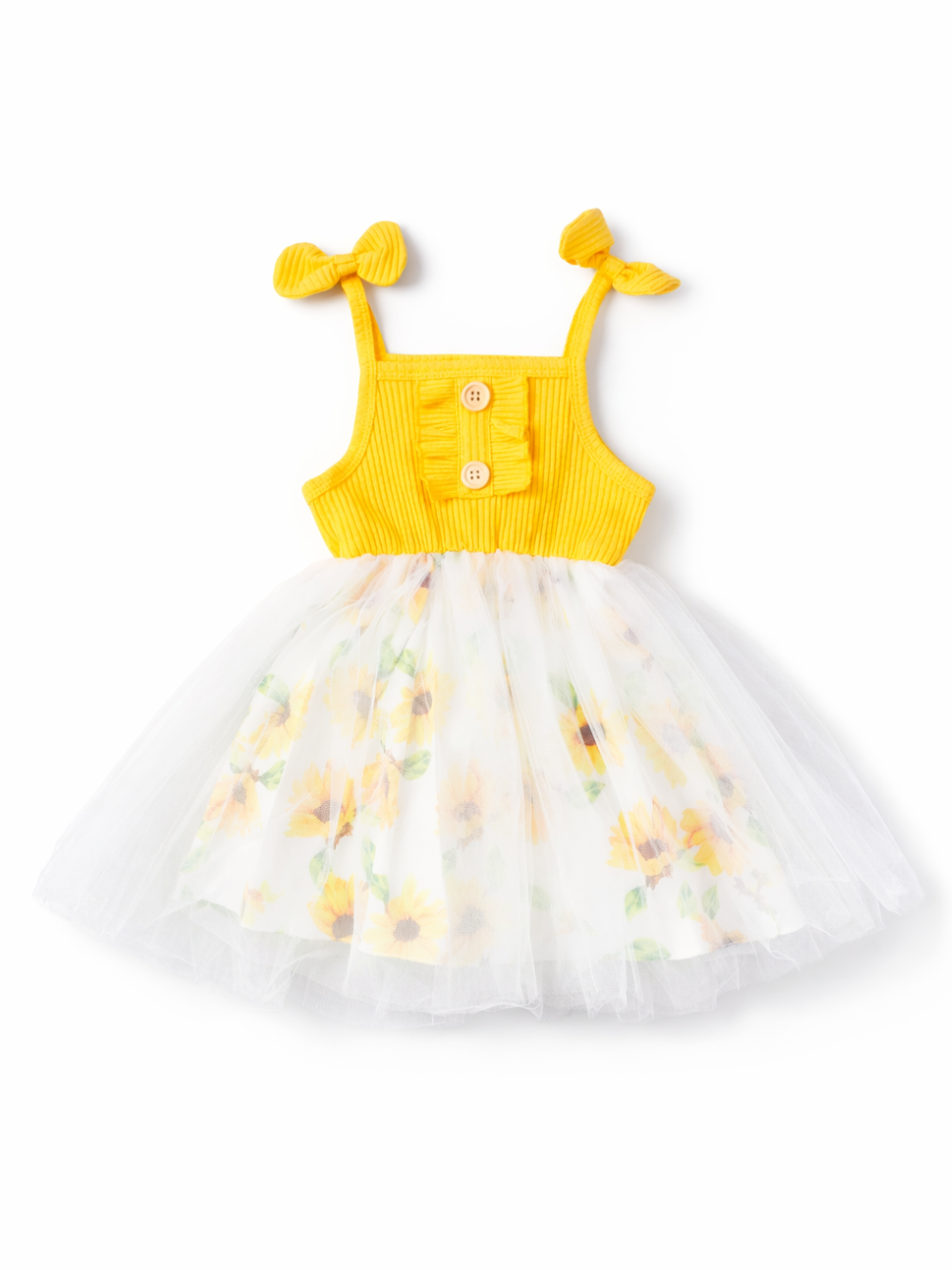 白背景のスタジオ撮影。黄色のリブ編みキャミソールドレス（肩ひもは結びリボン、前にベージュのボタン付き）に、ひまわり柄のスカートとチュールの重ねが写っている。
