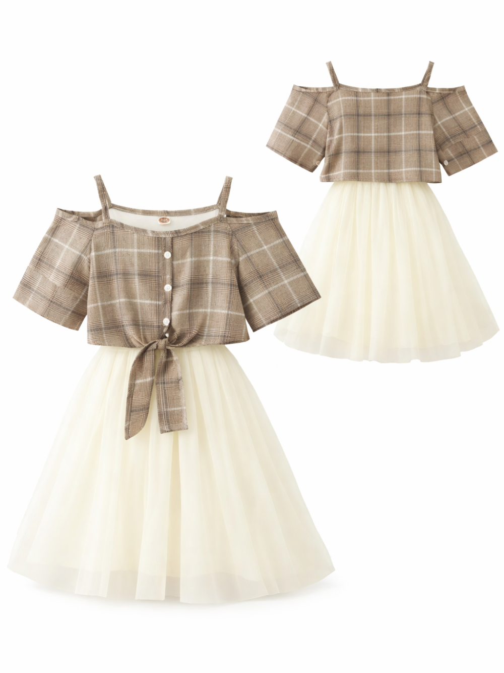 白背景に、チェック柄のオフショルダートップとアイボリーのチュールスカートを組み合わせた女の子用ワンピースが2着並んでいる。左は前面（ボタンと結びリボン付き）、右は背面のデザインが見える配置。

