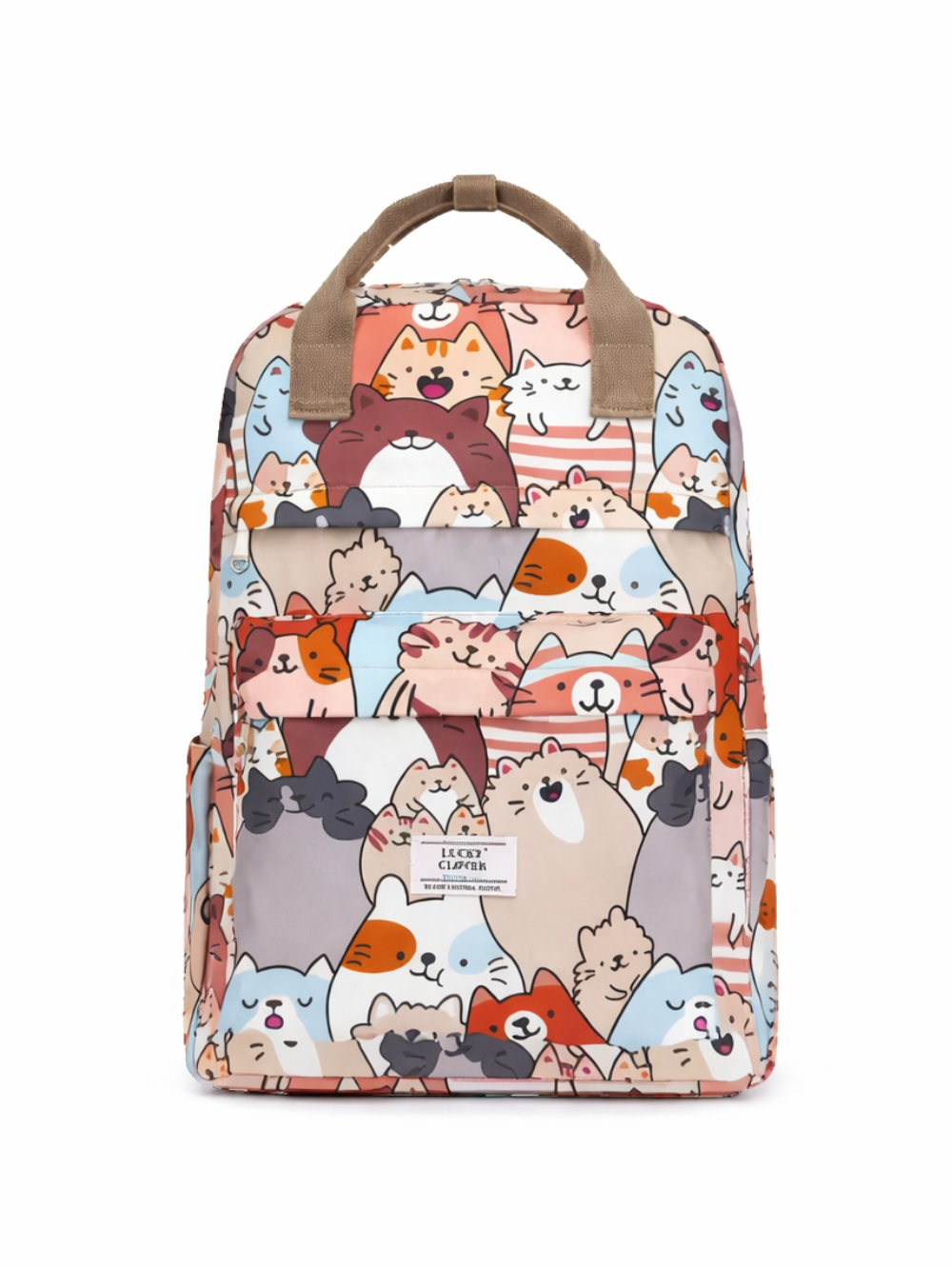 白背景に、猫のイラストが全面にプリントされたカラフルなリュック。ベージュの持ち手が付いており、前面にファスナーポケットと「LUCKY CLOVER」のラベルがある。
