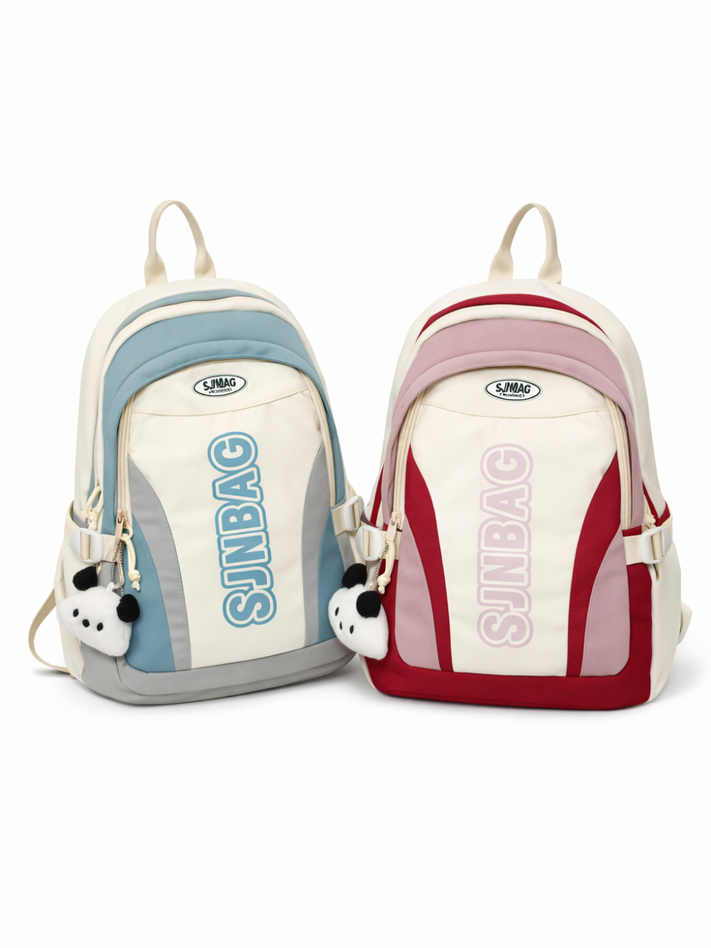 白背景に、パンダのぬいぐるみチャーム付きのリュックが2つ並んでいる。左はオフホワイト×水色×グレー、右はオフホワイト×ピンク×赤の配色で、前面に縦ロゴとファスナーポケットがある。
