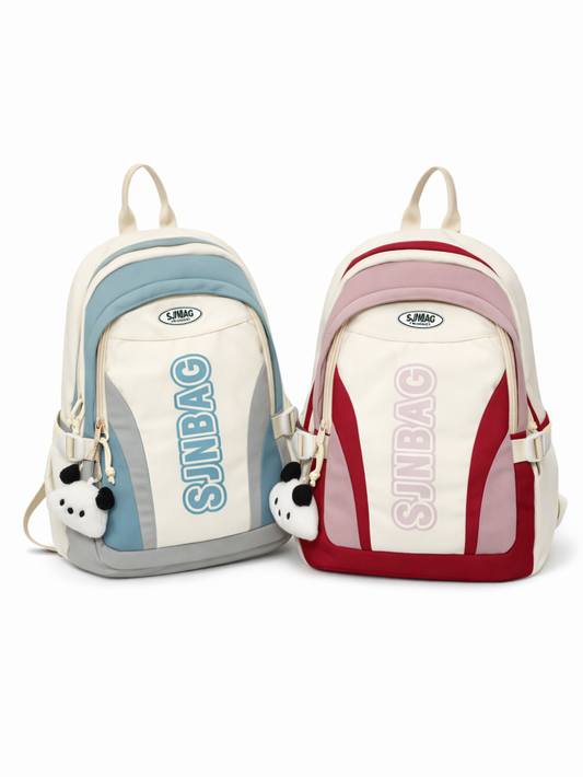 白背景に、パンダのぬいぐるみチャーム付きのリュックが2つ並んでいる。左はオフホワイト×水色×グレー、右はオフホワイト×ピンク×赤の配色で、前面に縦ロゴとファスナーポケットがある。
