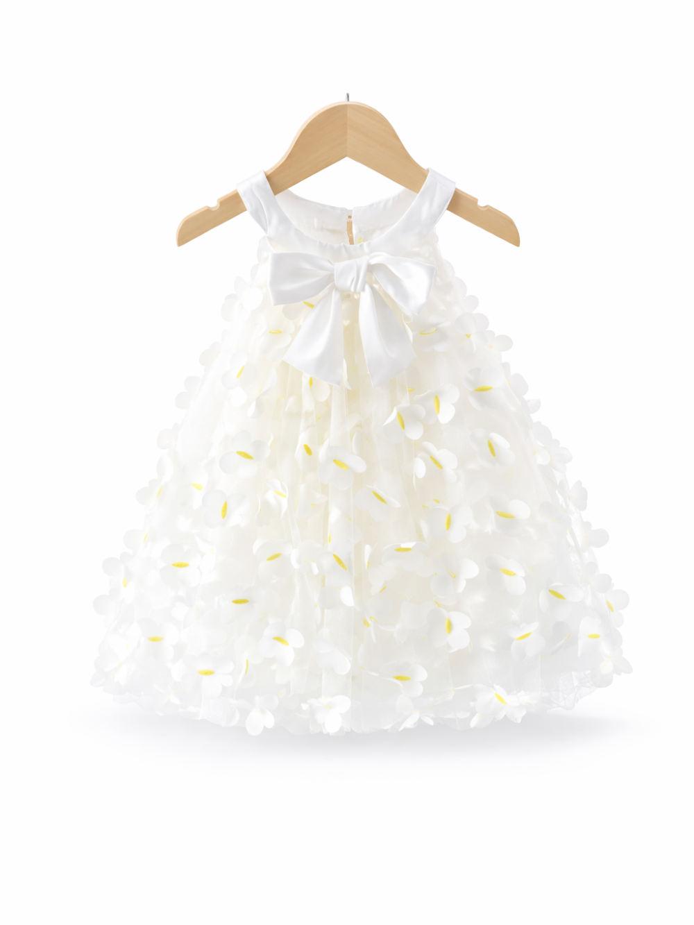 純白の背景に、木製ハンガーに掛かった白いノースリーブドレス。胸元に大きなサテンリボンがあり、スカート部分は立体的な白い花の装飾と淡い黄色のポイントが散りばめられている。
