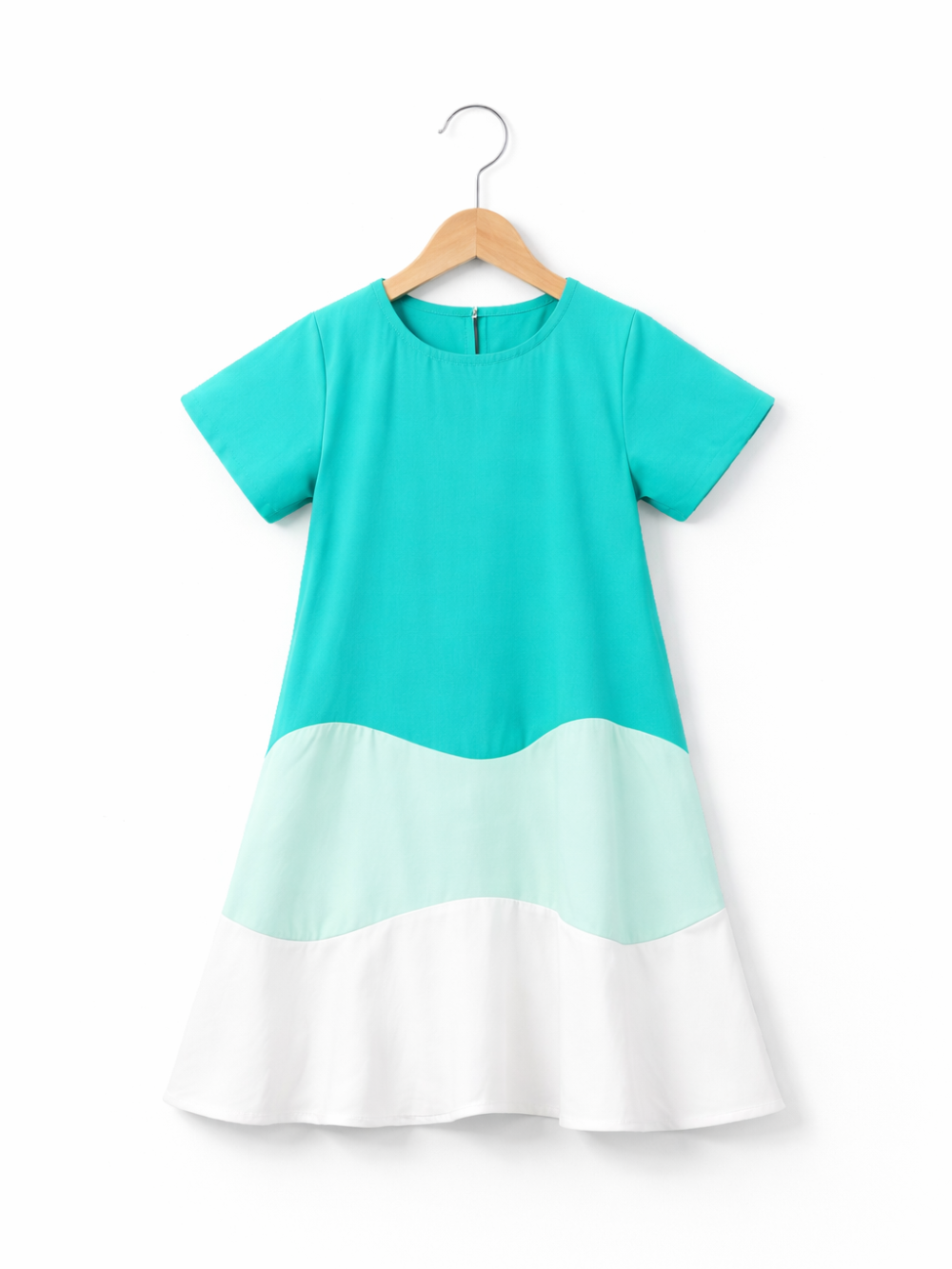 エメラルドグリーンとミントグリーン、白の3段カラーブロックが特徴の半袖ワンピースが、木製ハンガーに掛けられ、白い背景で正面から撮影されている商品写真。