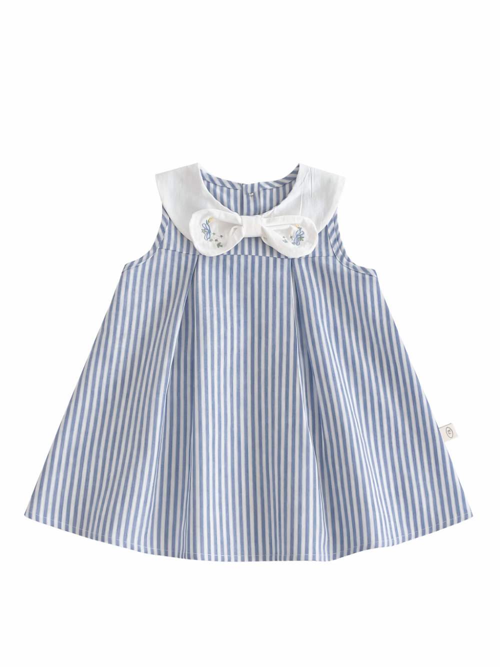 白背景に置かれた、ブルー×白の縦ストライプ柄ノースリーブワンピース。白い丸襟と、刺繍入りの白いリボンが胸元に付いたAラインデザイン。
