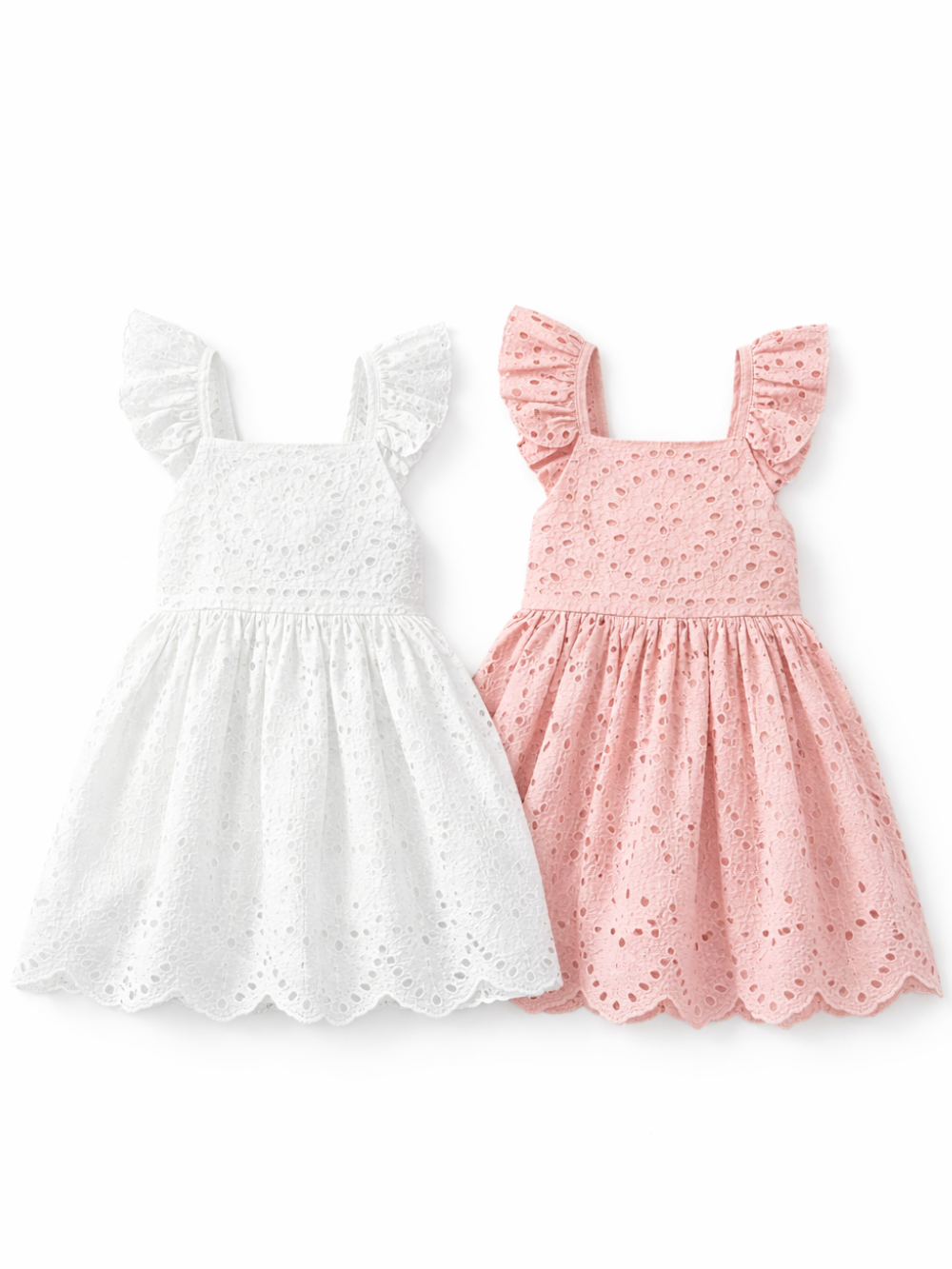 白背景に並べられたキッズ用ノースリーブワンピース2点。ホワイトと淡いピンクの2色で、アイレット刺繍（レース風）の生地、フリルストラップ、ギャザー入りスカート、スカラップ裾が特徴。
