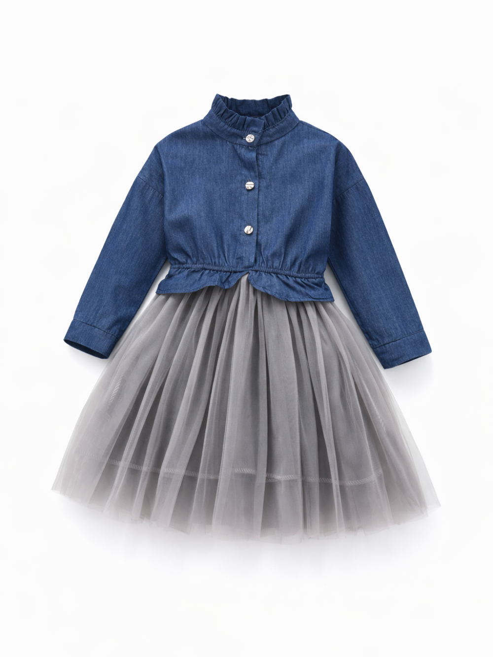 白背景に配置されたキッズワンピース。デニム風の長袖トップスはフリルネックと前ボタン仕様で、ウエスト切替。スカート部分はグレーのチュール素材で、ボリュームのあるプリーツシルエット。
