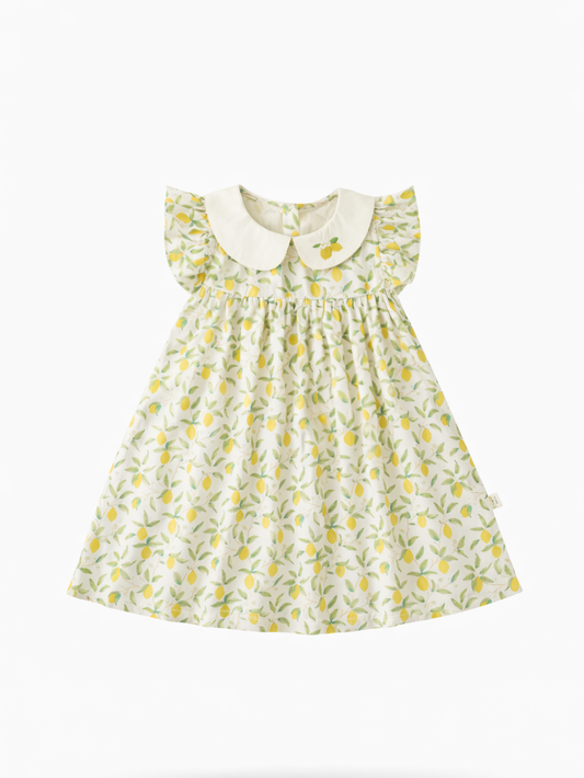 レモン柄のプリントが入った子ども用ワンピース。フリル袖と丸襟（襟元に小さなレモン刺繍付き）のデザインで、白い背景に正面から平置きで撮影されている。