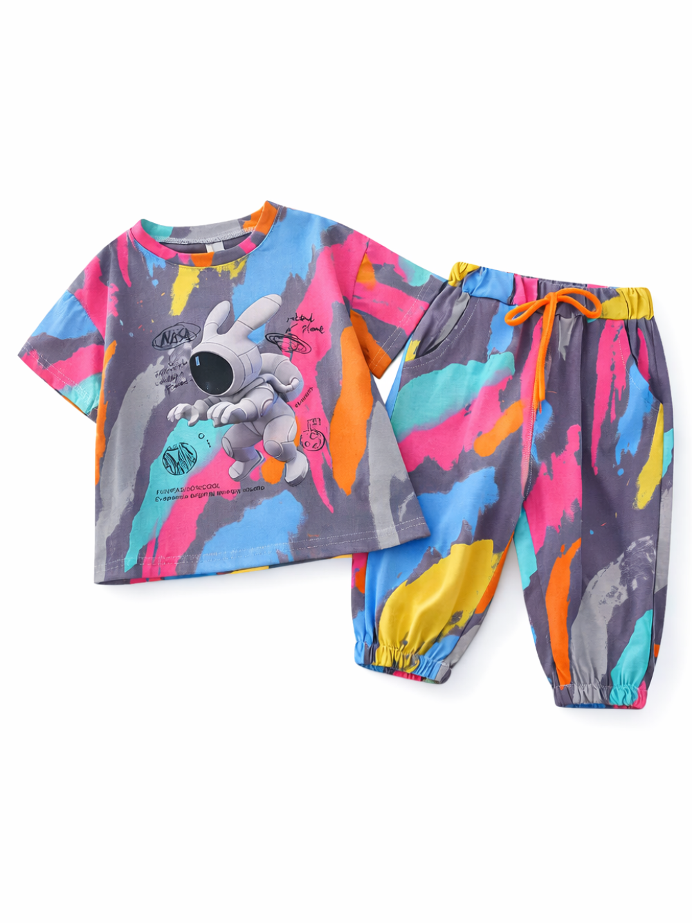 白い背景に、カラフルなペイント柄の半袖Tシャツとジョガーパンツの2点セットが配置されている。Tシャツには宇宙服を着たウサギのイラストがプリントされ、パンツはオレンジのドローコード付きウエストと裾ゴム仕様になっている。
