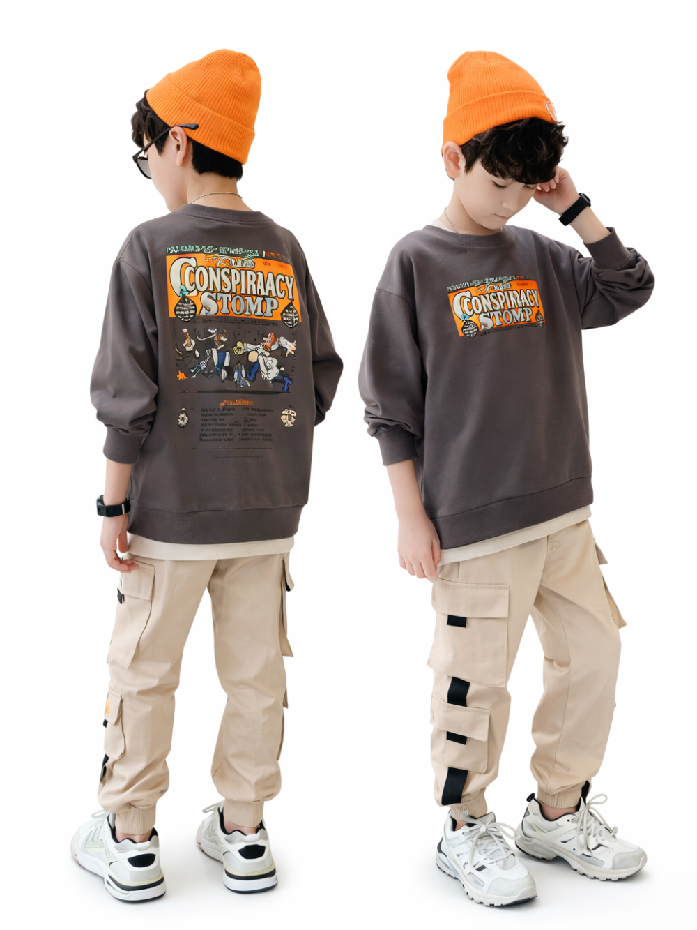 白い背景に、オレンジのニット帽をかぶった男の子が2人並んで立っている。グレーのスウェットとベージュのカーゴパンツ、白いスニーカーを着用。左の子は後ろ向きで背中の大きなプリントが見え、右の子は正面寄りで帽子に手を添えるポーズをしている。
